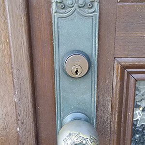 古い方の装飾錠